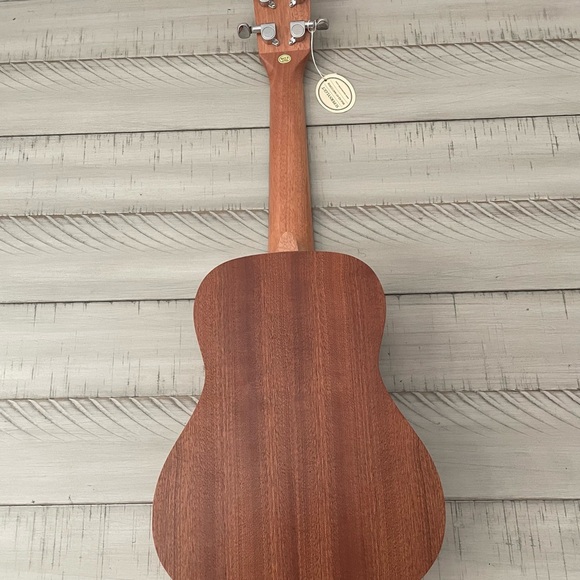 Brown Amahi Concert Ukulele with Black Fretboard and Aquila strings - Picture 4 of 5